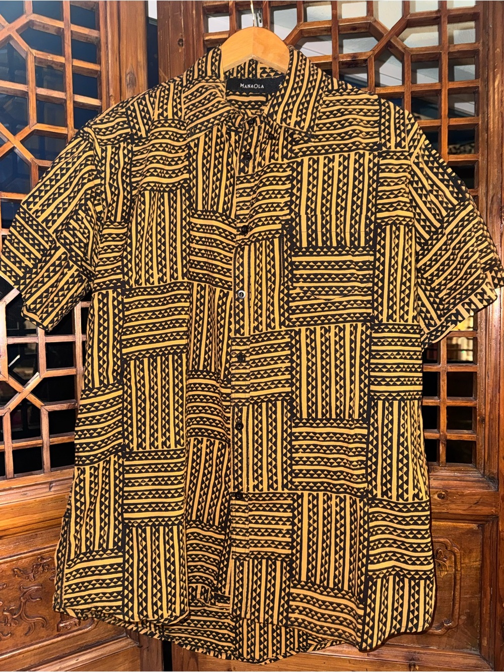 Manaola HawaiMen's Short-Sleeve Button-Down in Mustard and Black
